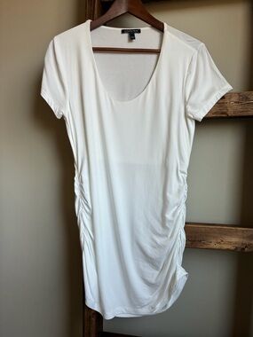 Isabella Oliver White Ruched Maternity Top Size 4 (US 10) Lined Bust Area